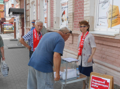 В Камышине активисты КПРФ вынесли на улицу урну для голосования в опросе
