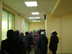 В Камышине очереди из филиалов Сбербанка 11 января распространились и на головной офис