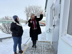 Глава Камышинского района Елена Береговая поставила задачу чинить крышу спортшколы в Петровом Вале, о сроках ремонта ничего не известно