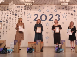 Спикер Камышинской городской думы Владимир Пономарев вручил победителям конкурса воспитателей большие коробки, что в коробках, и за чей они счет - секрет