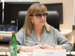 Известная общественная деятельница занята перспективой оклеить заводы и фабрики в Волгоградской области рекламой, что надо больше рожать