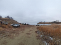 Камышинские следователи полагают, что пропавший под Антиповкой рыбак утонул - на льду у полыньи обнаружен его мобильник