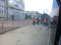В Камышине продолжается латочный ремонт на улице Базарова