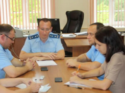 Камышинская городская прокуратура вмешалась в ситуацию, когда затягивались сроки ремонта сетей водоснабжения, в подвоз воды людям организован не был