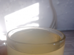 В Камышинском районе местный паблик «Реальный Петров Вал» показал подозрительную «песочную» воду, которая течет из городских кранов