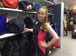 Ярных Алена  участница  «Мисс Камышин -2017» и «Манекен челлендж» в магазине «Ягуар»