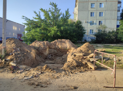 В Камышине коммунальщики подолгу сосредоточенно «колдуют» над котлованами в процессе подготовки к новому отопительному сезону