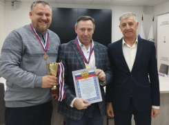 На сайте Камышинской городской думы публикаторы рассказали, какие депутаты самые спортивные, и как их наградили за первые места