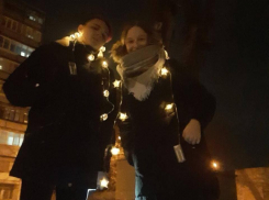 Флешмоб с фонариками провели в Волгограде сторонники Навального