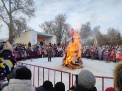 В центральном парке Камышина на Масленицу сожгли симпатичное чучело, отправляя «в утиль» все накопившееся за зиму плохое и светло встречая весну (ВИДЕО)