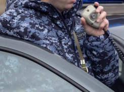 В Камышине росгвардейцы «вычислили» 25-летнюю воровку, похитившую банковскую карту у пенсионера и истратившего с нее на себя деньги 