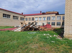 В грозу ураган сорвал крышу со школы в Камышинском районе