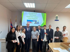 Спикер Камышинской городской думы Владимир Пономарев по случаю сфотографировался с будущими политиками Камышина