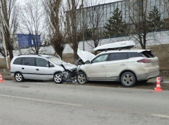 Двух водителей забрали в больницу после столкновения на выезде из Камышина
