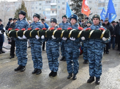 В Камышине в почетный караул у Памятного знака воинам-"афганцам» заступят десантники