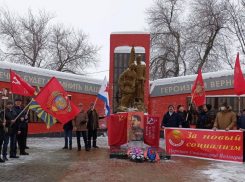В Камышине активисты движения «За новый социализм» 2 февраля поклонились памяти защитников Родины, Сталинграда