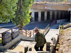 В Камышине начинает приобретать приличный вид лестница у железнодорожного тоннеля