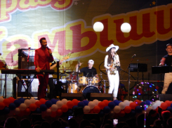 Стало известно, что 1,2 миллиона рублей за выступление Дениса Клявера заплатил жестко «сидящий на бюджете», «нищий» Камышинский драмтеатр