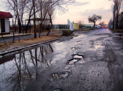 Неужели и после ремонта улицы Крупской мы будем колдобины на дороге старыми матрасами прикрывать? - камышанин