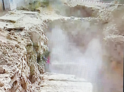 В Камышине в соцсетях жители показали коммунальный «сюрприз» с выбросом пара из вскрытой теплотрассы (ВИДЕО)