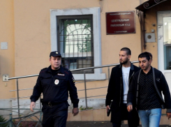Два молодых человека переоделись в форму полицейских и ради «лайков» занялись проверкой документов граждан
