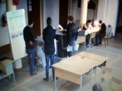 В соцсетях в Камышине появился ролик, авторы которого утверждают, что на видео запечатлен вброс бюллетеней на избирательном участке в школе №18