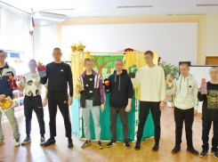 В качестве поощрения за примерное поведение осужденным подросткам из Камышинской колонии  разрешили выехать в город с кукольным спектаклем