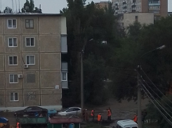 Горожане выкладывают в соцсетях снимки, как в Камышине ремонтируют внутриквартальные проезды в дождь