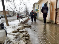 В Камышине почистили тротуары, пока пешеходам не скользко, но...