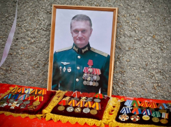 Памятные плиты трем офицерам, трем Героям России торжественно откроют в Камышине на территории мотострелкового полка 2 августа, в День ВДВ