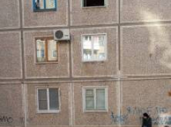 В Камышине судебные приставы избавили жителей многоэтажки от вони и тараканов