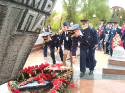 В Камышине на площади Павших борцов открылась выставка военной техники, начинается возложение цветов к памятнику погибшим