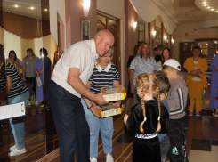 Камышинская городская дума рассказала, каким детям спикер Владимир Пономарев вручал на камеры портфели