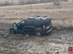На трассе между Камышином и Волгоградом улетела в кювет «Лада Ларгус», израненного пассажира «скорая» увезла в больницу
