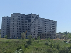 Камышане показали в соцсетях, как «нехорошую» высотку на дамбе начали разбирать или достраивать