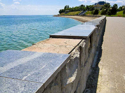 В Камышине обваливается облицовка на набережной, отреставрированной совсем недавно