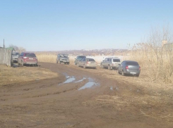 «С машин все в Камышинку течет, все берега размесили колесами, чуть не в речку заезжают», - камышанин