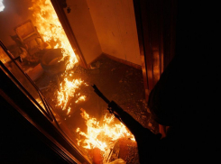 Мужчина пострадал при пожаре в пятиэтажном жилом доме в Камышине