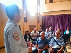 В Камышине полиция учила председателей садоводческих обществ, как не попасться на удочку мошенников