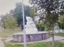 Прославившийся на всю Россию замотанный сахарными мешками камышинский фонтан так и простоял мумией пол-лета (ВИДЕО)