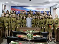 Волгоградские СМИ выбрали для поздравления генерала полиции его снимок в кругу девушек-регулировщиц