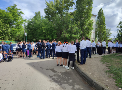 Девятиклассники в белых блузках и рубашках  «в очередь» выстроились на сдачу ОГЭ по математике в Камышине сегодня, 2 июня