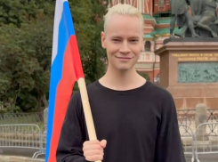 «Нашу песню не задушишь, не убьешь!»: SHAMAN устроил митинг-концерт у стен посольства США в Москве, - «Блокнот - Россия» (ВИДЕО)