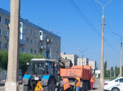 Администрация Камышина показала, как она выметает после дождей улицу Ленина, но камышане зовут «оранжевых жилетов» и подальше от центра