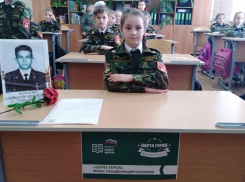 В школе №12 Камышина за «партой Героя» сидят не только отличники, но и спортсмены, активисты, творческие и мужественные ребята