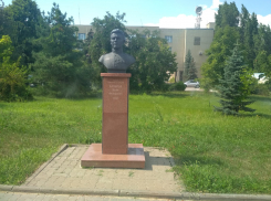 После публикации «Блокнота Камышина» на Аллее Героев у здания администрации убрали ржавую елку от бюста Героя Советского Союза Ивана Базарова