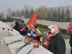 В Камышине представители движения «За новый социализм!» и коммунисты возложили цветы к памятнику Владимиру Ленину