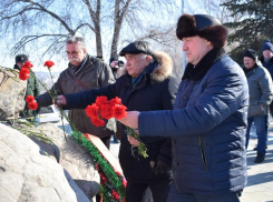 В Камышине глава города Станислав Зинченко возложил цветы к мемориалу «афганцам»