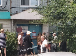 Камышане показали в соцсетях очередной «замок» на дверях почтового отделения, у которого толпятся люди