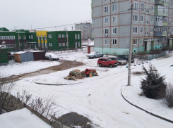 Камышане в соцсетях ведут расследование по новоявленной свалке, появившейся в самом центре 5 микрорайона
